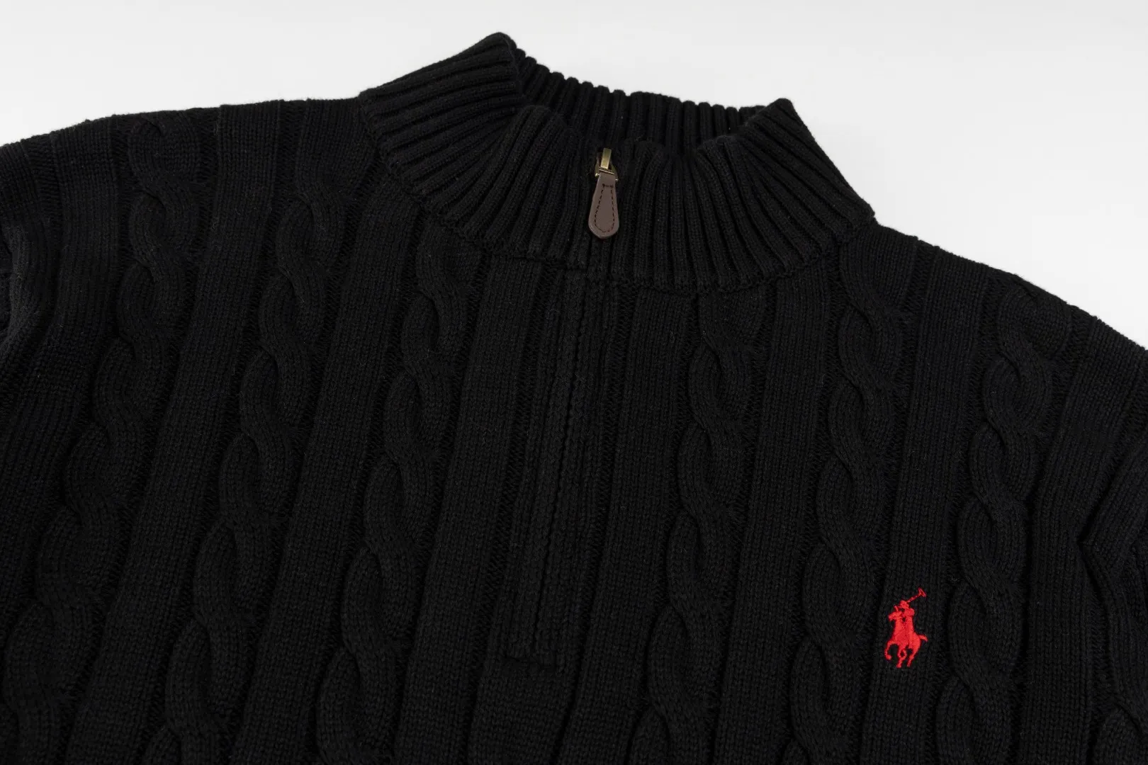 P236 #R92 RALPH LAUREN Ralph Lauren fifteen colors classic small label embroidery logo turtleneck pullover half-zip knitted cable sweater with high-density LOGO embroidery on the chest and original customized tag accessories. Made of pure cotton yarn, pure cotton is skin-friendly and comfortable, small label war horse embroidered twist turtleneck sweater 🐎 high quality, follow the blogger to learn how to wear it! Let’s buy a Ralph Lauren cable sweater. It’s a super hard-to-find series after it became popular. It’s hard to find one on the official website. It’s simple and practical to wear, with a lazy and loose feel. The thickened fabric has more texture, feels soft and delicate, and has a loose fit. Whether worn alone or layered, you can wear different styles of fashion with just one piece!   Size：XS S M L